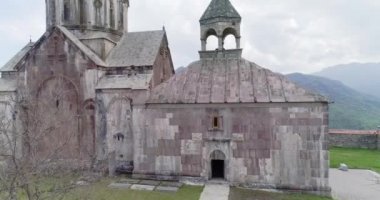 Manastır Gandzasar 'ın cephesi ve çatısı. 426 172432 30 2