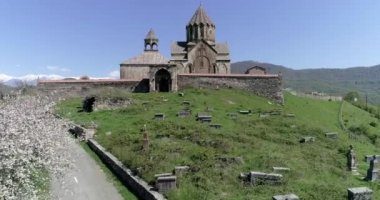 Manastır Gandzasar 'ın yuvarlak manzarası ve çiçek açan ağaç. 426 134741 04