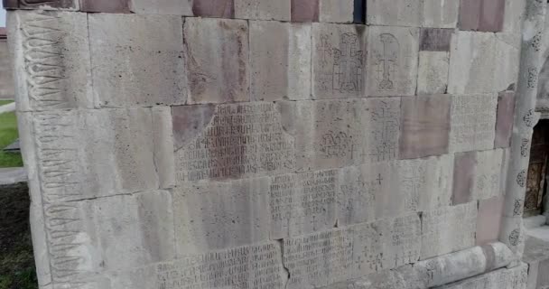 Panorama horizontal de murales de pared monasterio gandzasar. 426 172958 37 — Vídeos de Stock