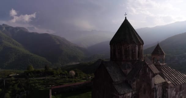 Überflug über dem Kloster Gandzasar im Tal mit der Tholobate. 426 2141 08 — Stockvideo