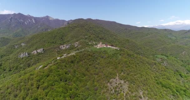 Monastère gandzasar. montagnes de neige. s'envoler. tir à grande distance426 135714 08 — Video