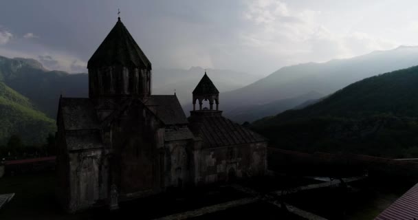 Silhouette del monastero di Gandzasar illuminato da raggi. 426 21178 04 — Video Stock