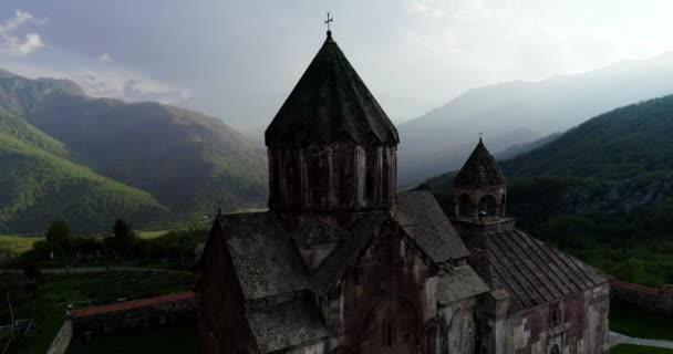 Vue sur le monastère de gandzasar avec un canyon et une vallée. 426 21164 03 — Video