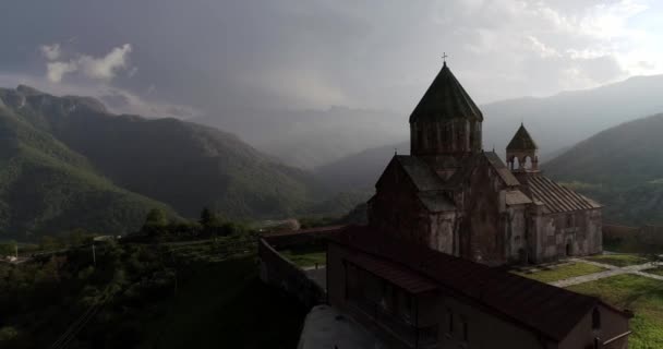 Silhueta comovedora do mosteiro de gandzasar em duas luzes. 426 134741 04 — Vídeo de Stock