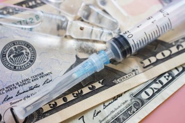 Ampullü tıbbi şırınga ve bize dolar, tıp konsepti.