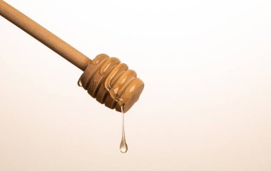 Tahta bir bal kaşığından bal damlıyor. Sağlıklı ve antivirüs yiyecekler. Yaklaş..