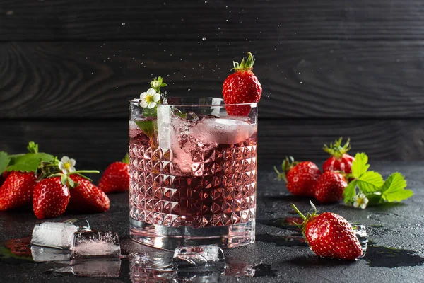 Cocktail di fragole fresche con fragole mature e cubetti di ghiaccio.Schizzo di cocktail di fragole. . — Foto Stock