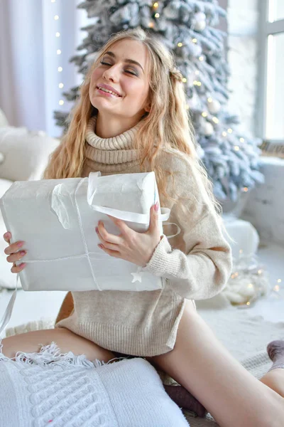 Sexy chica en sudadera y bragas delante de su tr de Navidad —  Fotos de Stock