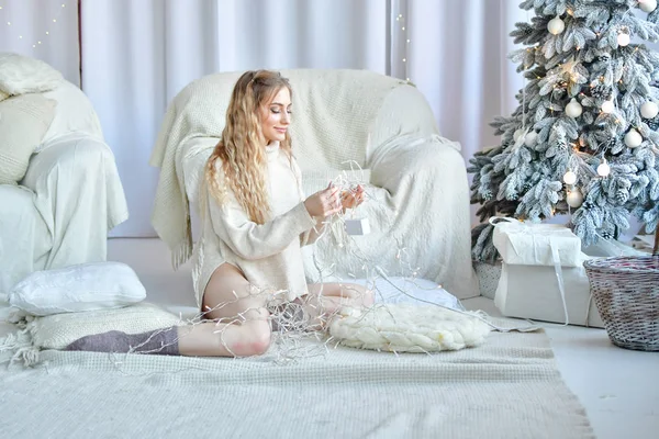 Szexi lány pulóver és bugyi előtt neki karácsonyfa — Stock Fotó