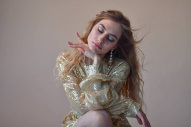 Stüdyoda poz veren kısa elbiseli güzel kız.