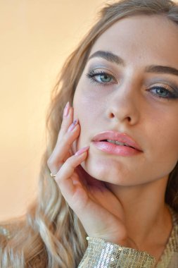 Stüdyoda poz veren kısa elbiseli güzel kız.