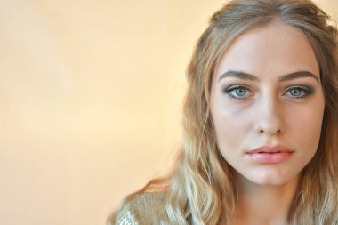 Stüdyoda poz veren kısa elbiseli güzel kız.