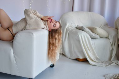  Seksi kız yalan söylüyor Uzun saçlı kanepede uyur kazaklarla