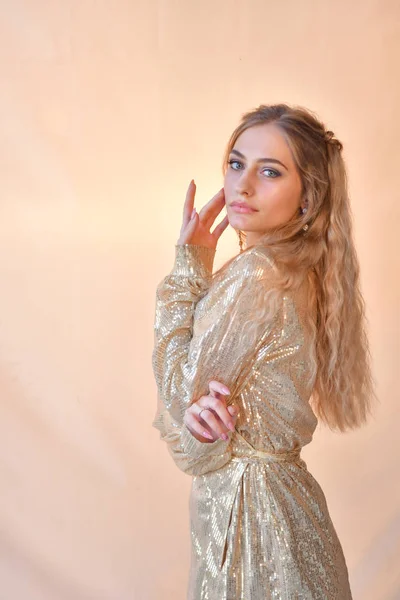 Menina bonita à noite vestido curto posando em estúdio — Fotografia de Stock