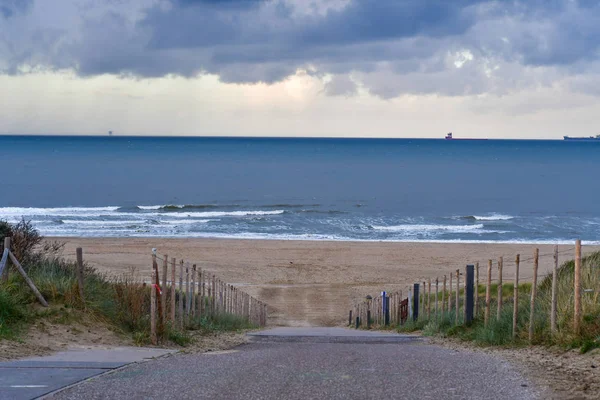 日落时分到北海海岸的沙路 — 图库照片