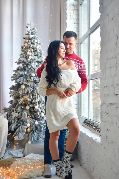 Couple Décore Sapin Noël Avec Des Guirlandes Brune Sexy Mec — Photo