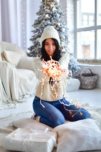 Lány Díszíti Karácsonyfát Koszorúkkal — Stock Fotó