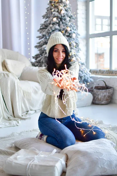 Lány Díszíti Karácsonyfát Koszorúkkal — Stock Fotó