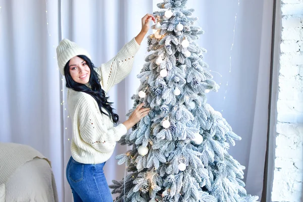 Mädchen Schmückt Weihnachtsbaum Mit Girlanden — Stockfoto