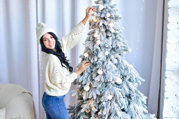 Chica Decora Árbol Navidad Con Guirnaldas —  Fotos de Stock