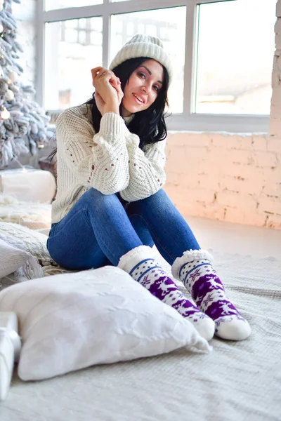 Ragazza Decora Albero Natale Con Ghirlande — Foto Stock