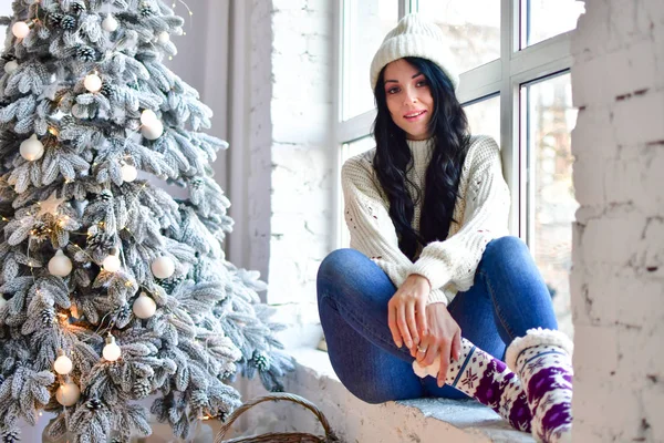 Chica Decora Árbol Navidad Con Guirnaldas — Foto de Stock