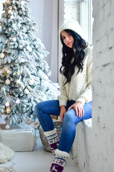 Chica Decora Árbol Navidad Con Guirnaldas Frente Ventana —  Fotos de Stock