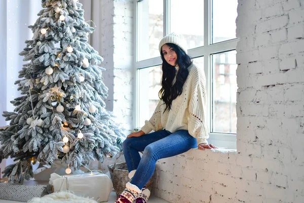 Chica Decora Árbol Navidad Con Guirnaldas Frente Ventana —  Fotos de Stock