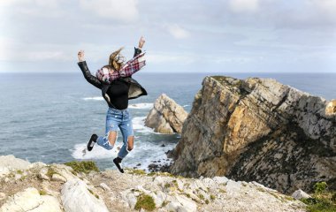 Genç Kadın Zıplıyor