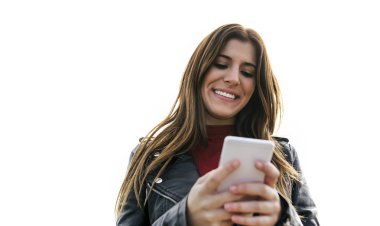Genç kadının telefonunu sahip iletileri gönderme