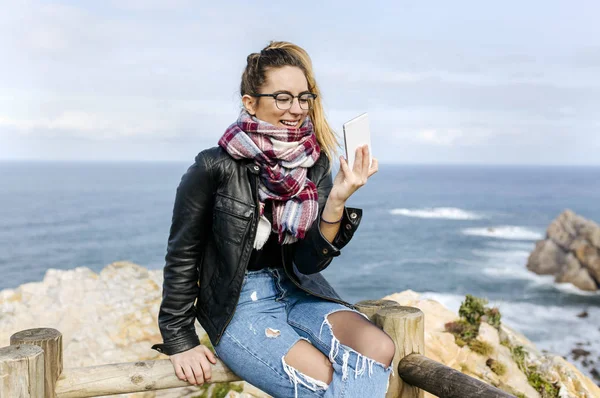 Junge Frau macht ein Selfie — Stockfoto