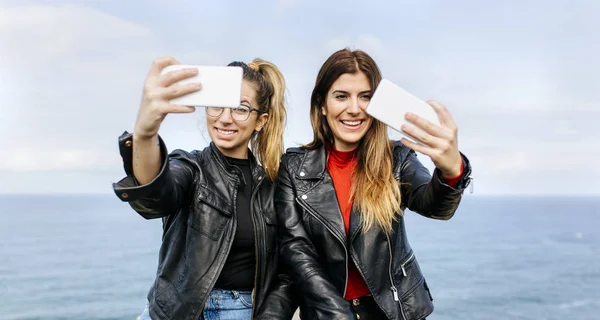 Zwei Freunde machen ein Selfie — Stockfoto