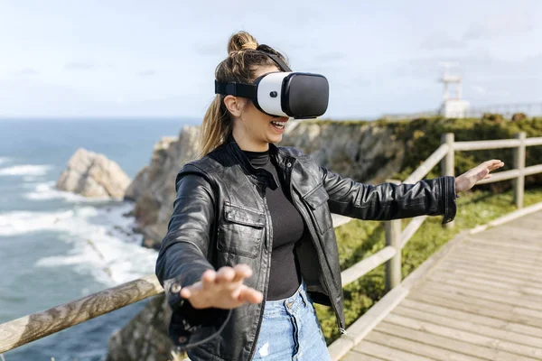 Жінка використовує окуляри VR Стокове Фото