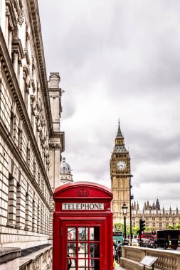 Londra kırmızı telefon kulübesi içinde belgili tanımlık geçmiş Big Ben ile