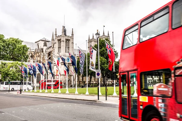 Westminster Abbey Görünümünü Bir Çift Katlı Otobüs Ile Bir Planda — Stok fotoğraf