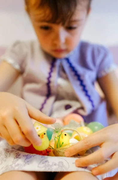 Niña Jugando Con Huevos Pascua —  Fotos de Stock