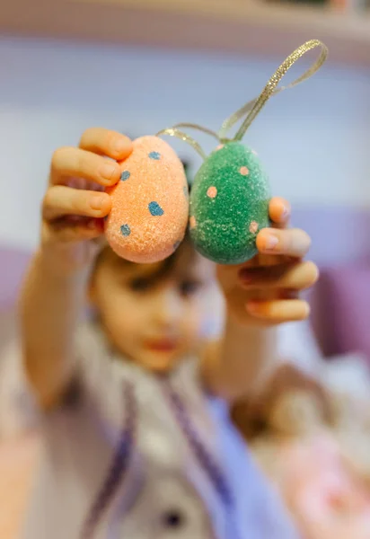 Niña Jugando Con Huevos Pascua — Foto de Stock