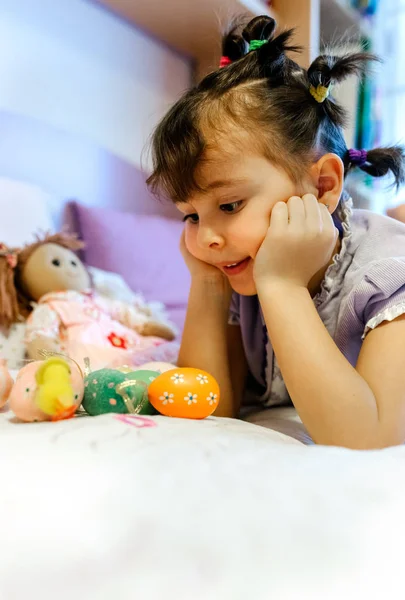 Kleines Mädchen Spielt Mit Ostereiern — Stockfoto