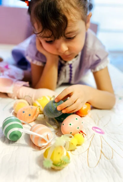 Niña Jugando Con Huevos Pascua — Foto de Stock