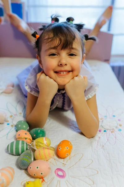 Malá Dívka Hraje Velikonoční Vajíčka — Stock fotografie