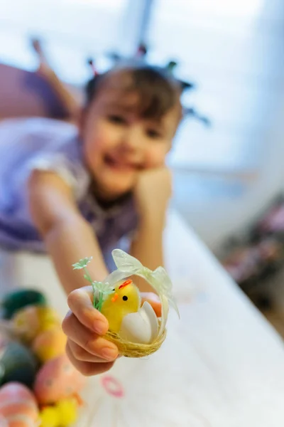 Niña Jugando Con Huevos Pascua — Foto de Stock