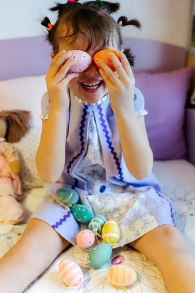 Meisje Spelen Met Pasen Eieren — Stockfoto