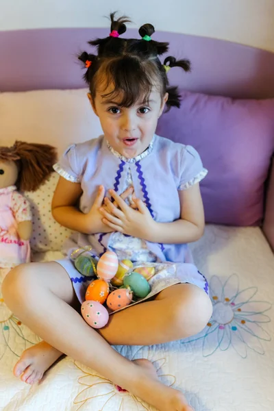 Malá Dívka Hraje Velikonoční Vajíčka — Stock fotografie