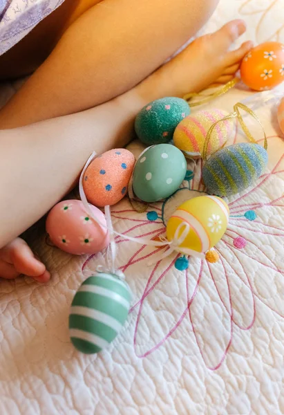 Primer Plano Una Niña Jugando Con Huevos Pascua Sección Piernas — Foto de Stock