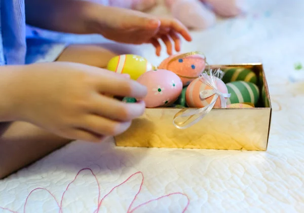 Primer Plano Una Niña Jugando Con Huevos Pascua Sección Manos — Foto de Stock