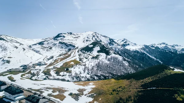 春のスキー リゾート — ストック写真