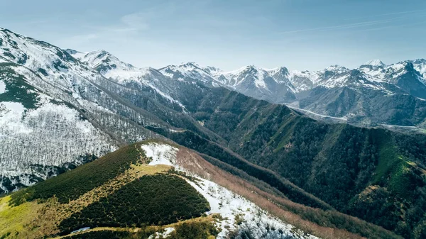 Luchtfoto van bergen en besneeuwde toppen — Stockfoto