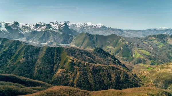 Veduta aerea delle montagne e delle cime innevate — Foto Stock