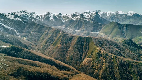 Vista aérea de montanhas e picos nevados — Fotografia de Stock