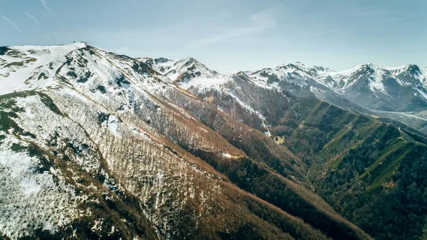 Luchtfoto van bergen en besneeuwde toppen — Stockfoto